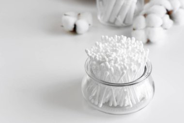 Cam bardakta hijyenik pamuk kulaklık.