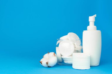 Bir yığın pamuk disk ve skicare kozmetik şişe.