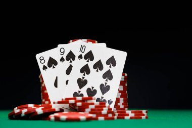 Poker masasında kırmızı oyun fişleri ve kartları