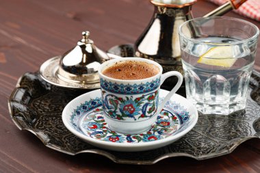 Doğu usulü bir fincan kahve, metal tepside.