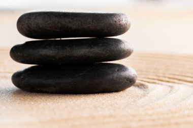 Tırmık içinde taş olan Japon zen bahçesi