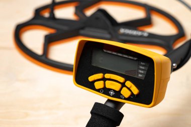 Modern metal arayıcısını gösteren kontrol paneli