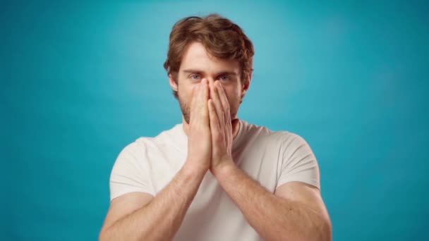 Jonge casual man bedekt zijn mond in verrassing, opgewonden van iets — Stockvideo