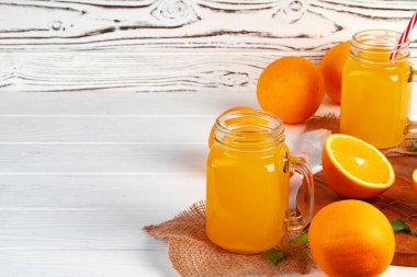 Bir bardak portakal suyu ve portakal dilimi.