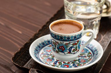 Doğu usulü bir fincan kahve, metal tepside.