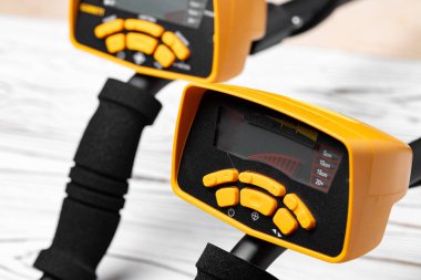 Modern metal arayıcısını gösteren kontrol paneli