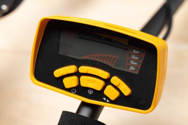 Modern metal arayıcısını gösteren kontrol paneli