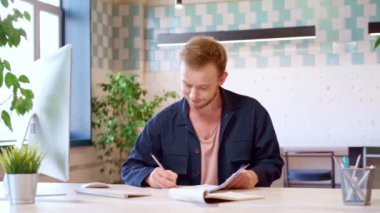 Genç mutlu sıradan adam görevini tamamladı ve belgeleri havaya fırlattı.