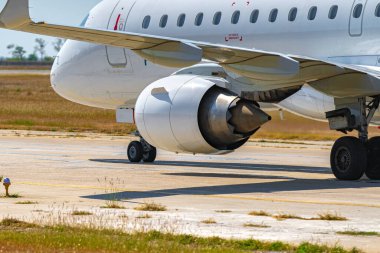 Havaalanına park etmiş yolcu uçağını kapatın.