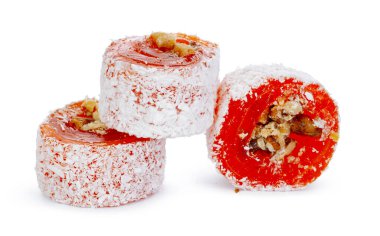 Beyaz üzerine izole edilmiş pudra şekerli fındıklı turuncu Türk lokumu