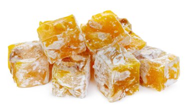 Sarı Türk Lokumu Tatlıları beyaz üzerine izole edilmiş