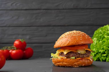 Siyah arka planda taze lezzetli hamburgerleri yakın plan