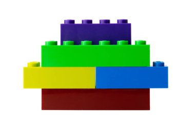 Beyaz üzerine izole edilmiş renkli plastik oyuncak yapı taşları