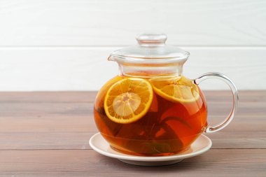 Siyah çay ve narenciye parçalı cam çaydanlık.