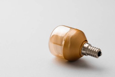 Açık gri kağıt zemin üzerinde ampul