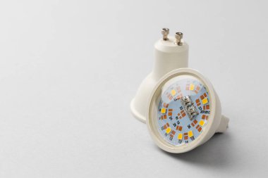 Açık gri kağıt zemin üzerinde ampul