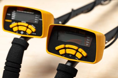 Modern metal arayıcısını gösteren kontrol paneli