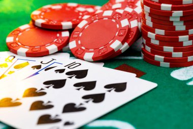 Poker masasında kırmızı oyun fişleri ve kartları