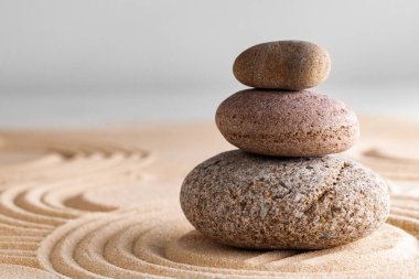 Tırmık içinde taş olan Japon zen bahçesi