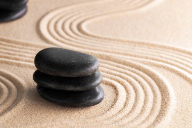 Tırmık içinde taş olan Japon zen bahçesi