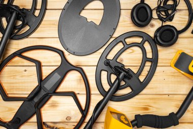 Ahşap arka planda metal detektörleri için aksesuarlar