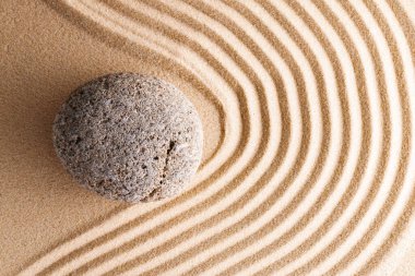 Tırmık içinde taş olan Japon zen bahçesi