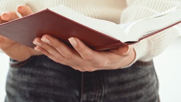 Primer plano de las manos femeninas pasando páginas de un libro — Vídeos de Stock