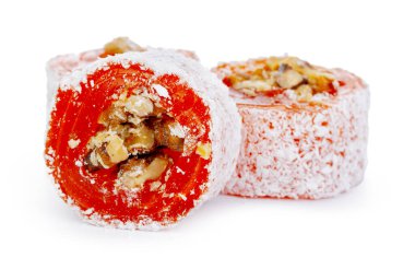 Beyaz üzerine izole edilmiş pudra şekerli fındıklı turuncu Türk lokumu