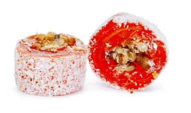 Beyaz üzerine izole edilmiş pudra şekerli fındıklı turuncu Türk lokumu