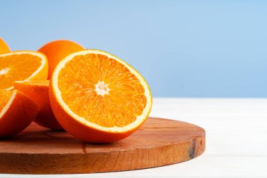 Masadaki tahtadan portakalları kes