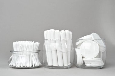 Kağıt zemin üzerinde pamuk tamponlar ve kulaklık.