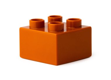 Kahverengi plastik yapı taşları beyaz üzerine izole edilmiş