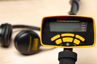 Modern metal arayıcısını gösteren kontrol paneli