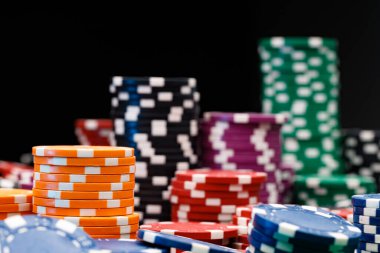 Kumarhane masasında yığınla oyun fişi