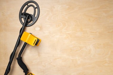 Ahşap arkaplan üst görünümünde metal detektörü