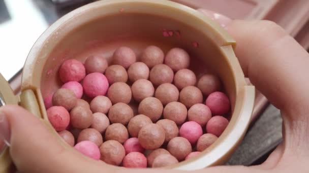 Brosse de maquillage appliquer des boules de poudre cosmétique sur la table de vanité fermer — Video