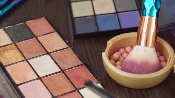 Brosse de maquillage appliquer des boules de poudre cosmétique sur la table de vanité fermer — Video