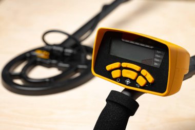 Modern metal arayıcısını gösteren kontrol paneli