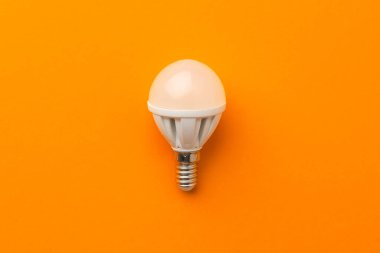 Parlak turuncu arkaplan görünümlü ampul