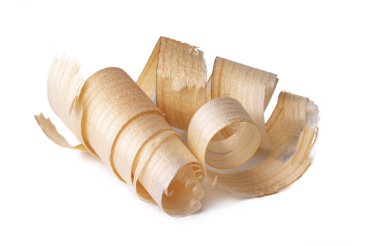 Beyaz zemin üzerinde izole ahşap talaşı