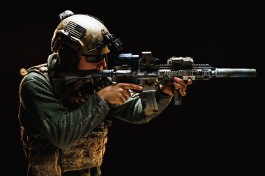 ABD 'li özel kuvvetler askeri kara arka plana ateş etmeye hazır.