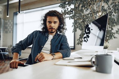 Modern ofiste genç ve zeki bir işadamının portresi.