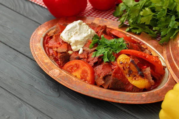 Carne Turca Saute con verduras en plato de cobre — Foto de Stock