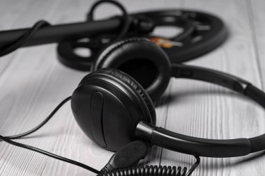 Ahşap arka planda metal detektörleri için aksesuarlar