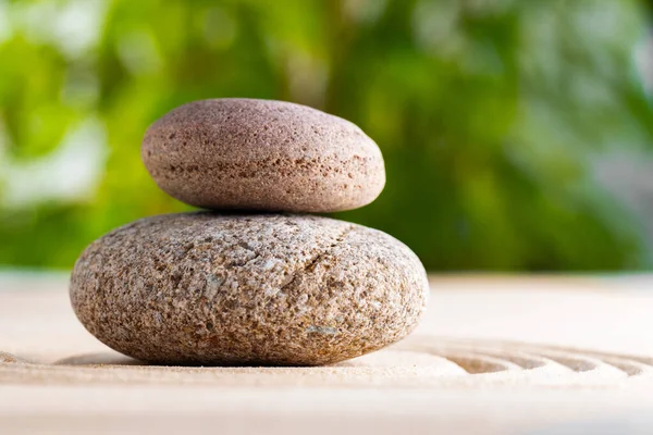 Japanse zen tuin met steen in geharkt zand — Stockfoto