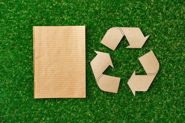 Χαρτί βιοτεχνίας σε γρασίδι, έννοια ανακύκλωσης, κορυφαία άποψη — Φωτογραφία Αρχείου