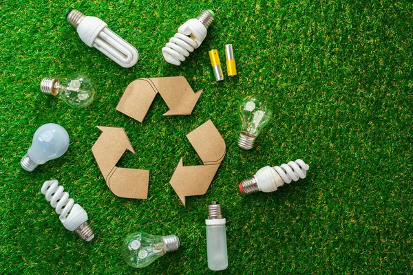 Eco bombillas de ahorro de energía en el fondo de hierba — Foto de Stock