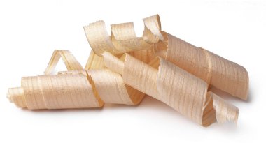 Beyaz zemin üzerinde izole ahşap talaşı