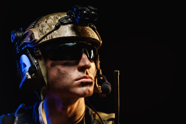 ヘルメットと暗闇の中で眼鏡で特殊部隊兵士の肖像画 — ストック写真