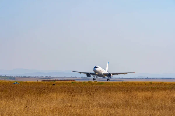 Passagierflugzeug hebt von Landebahn in Flughafen ab — Stockfoto